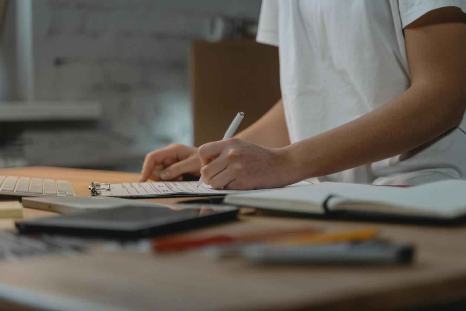 Studenti durante una sessione pratica di analisi documentale