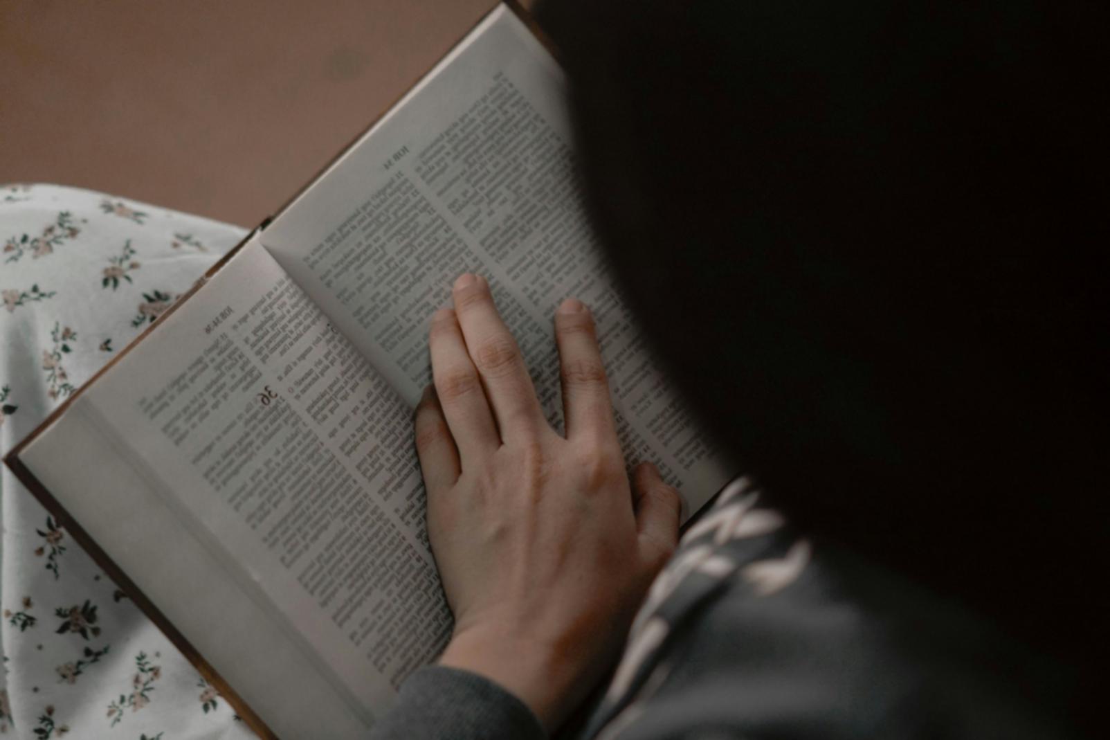 Aula di formazione con materiali didattici e lavoro collaborativo