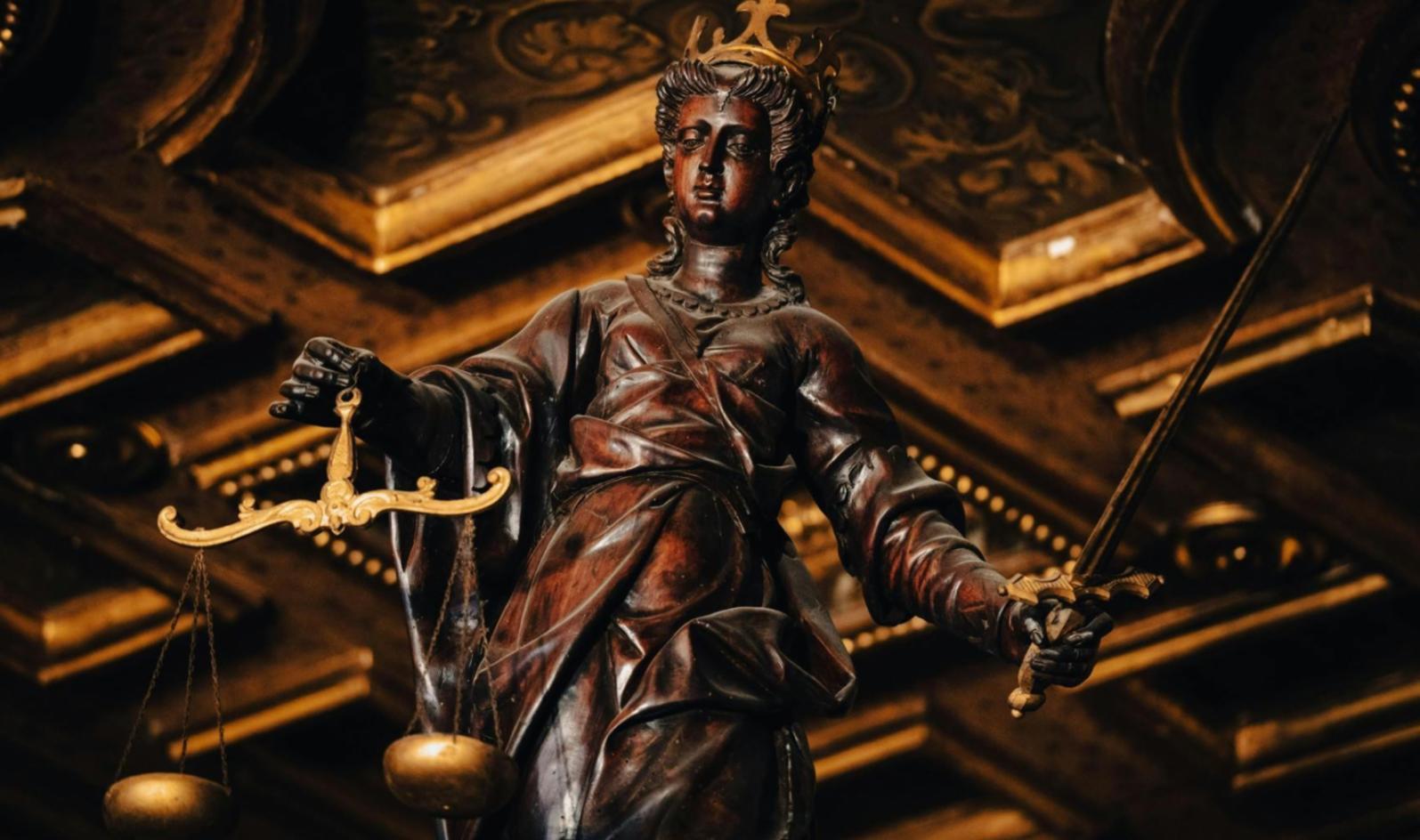 Biblioteca con codici e manuali di diritto